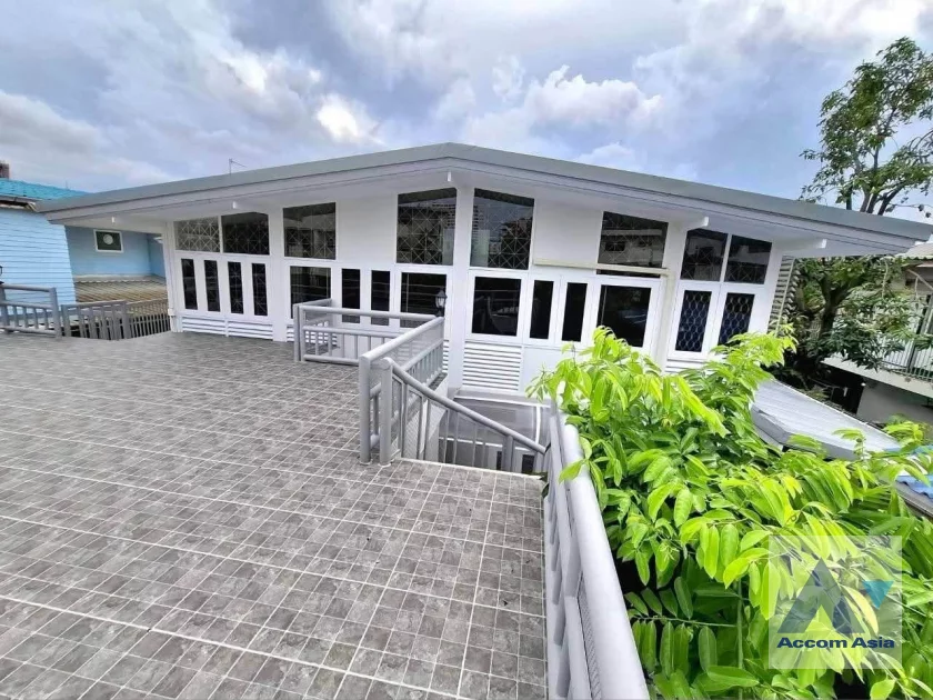 unitHome Office, Newly renovated, Garden, Pet friendly |  5 Bedrooms  House For Rent & Sale in Phaholyothin, Bangkok  near BTS Ratchayothin (AA46924)