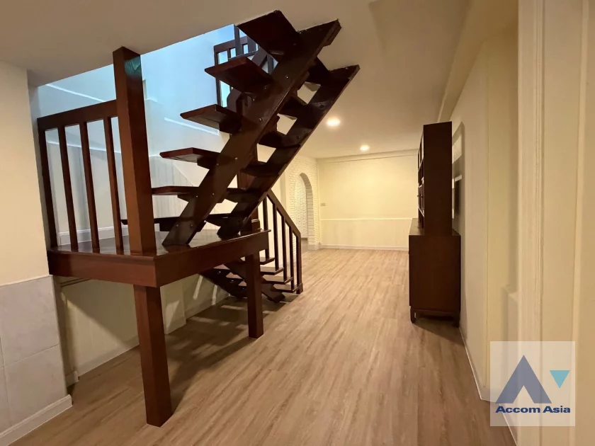 10  5 br House for rent and sale in Phaholyothin ,Bangkok BTS Ratchayothin AA46924