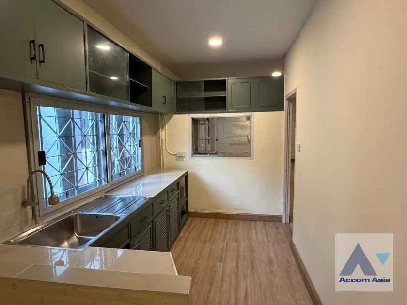 8  5 br House for rent and sale in Phaholyothin ,Bangkok BTS Ratchayothin AA46924