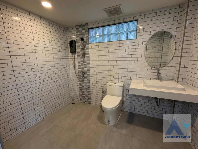 18  5 br House for rent and sale in Phaholyothin ,Bangkok BTS Ratchayothin AA46924