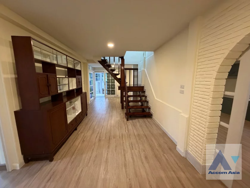 9  5 br House for rent and sale in Phaholyothin ,Bangkok BTS Ratchayothin AA46924