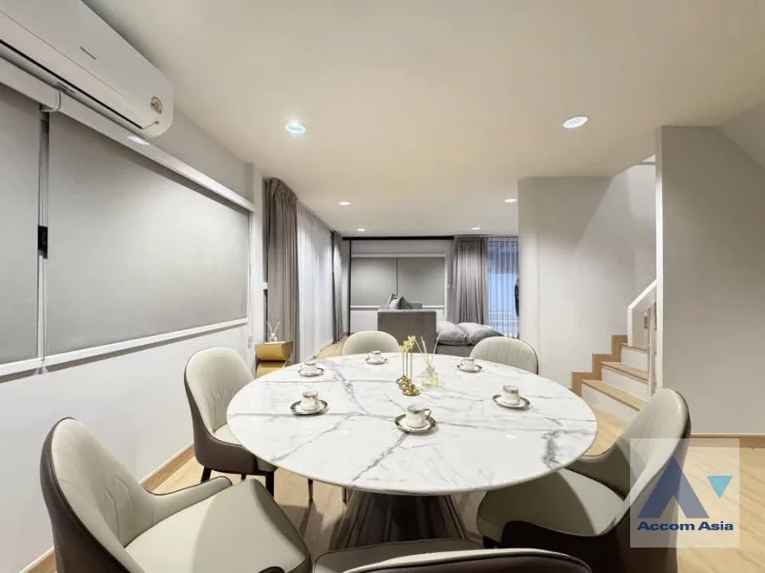 5  5 br House for rent and sale in Ratchadaphisek ,Bangkok MRT Sutthisan AA46926