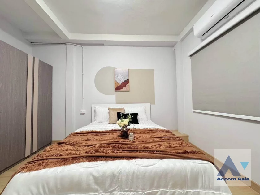 16  5 br House for rent and sale in Ratchadaphisek ,Bangkok MRT Sutthisan AA46926