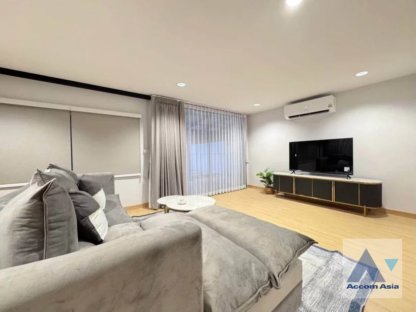  1  5 br House for rent and sale in Ratchadaphisek ,Bangkok MRT Sutthisan AA46926