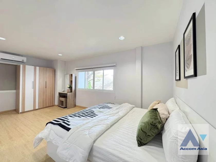 8  5 br House for rent and sale in Ratchadaphisek ,Bangkok MRT Sutthisan AA46926