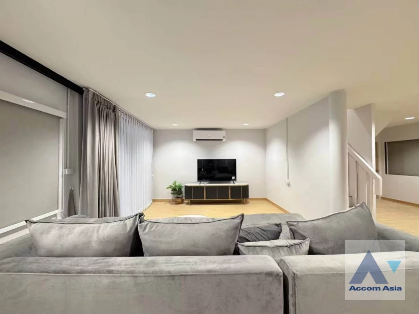 4  5 br House for rent and sale in Ratchadaphisek ,Bangkok MRT Sutthisan AA46926