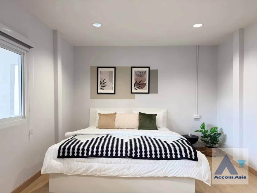 9  5 br House for rent and sale in Ratchadaphisek ,Bangkok MRT Sutthisan AA46926