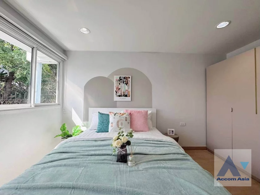 12  5 br House for rent and sale in Ratchadaphisek ,Bangkok MRT Sutthisan AA46926
