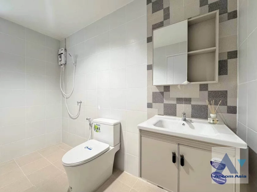 18  5 br House for rent and sale in Ratchadaphisek ,Bangkok MRT Sutthisan AA46926