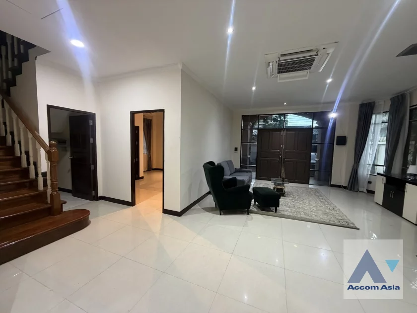 unit 3 Bedrooms  House For Rent in Sukhumvit, Bangkok  near BTS Ekkamai (AA46927)