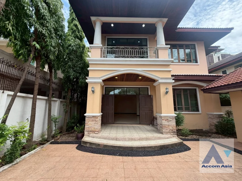 2  3 br House For Rent in Sukhumvit ,Bangkok BTS Phra khanong AA46927