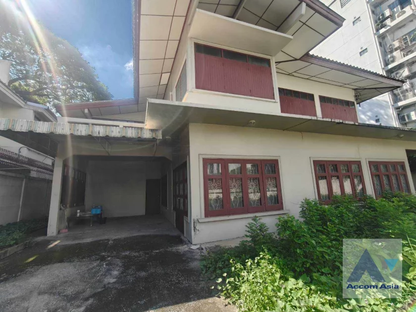 unit 3 Bedrooms  House For Rent in Sukhumvit, Bangkok  near BTS Phrom Phong (AA46961)