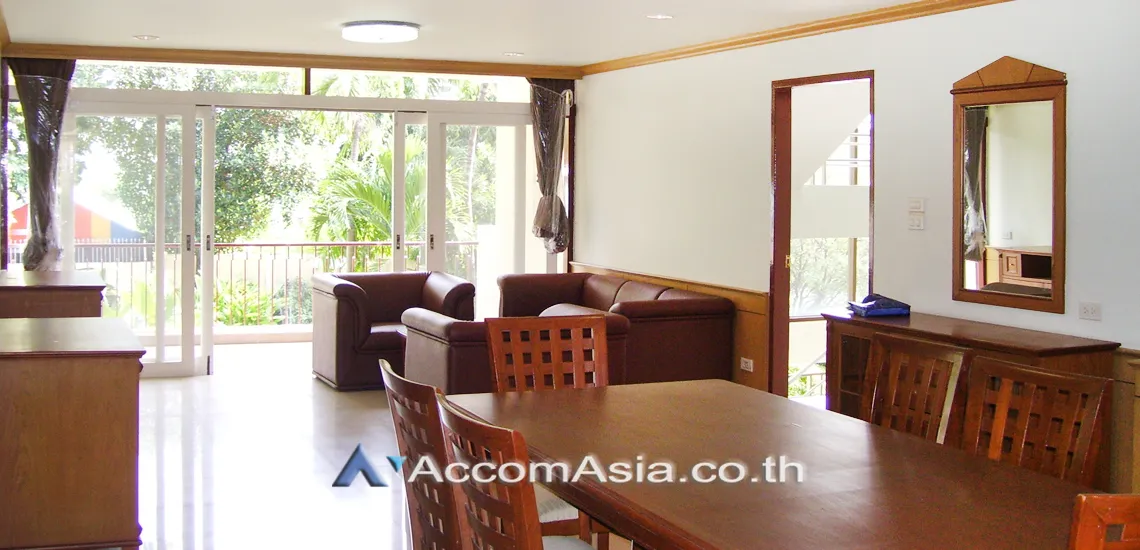 unit 3 Bedrooms  Apartment For Rent in Sathorn, Bangkok  near BTS Chong Nonsi (1000303)