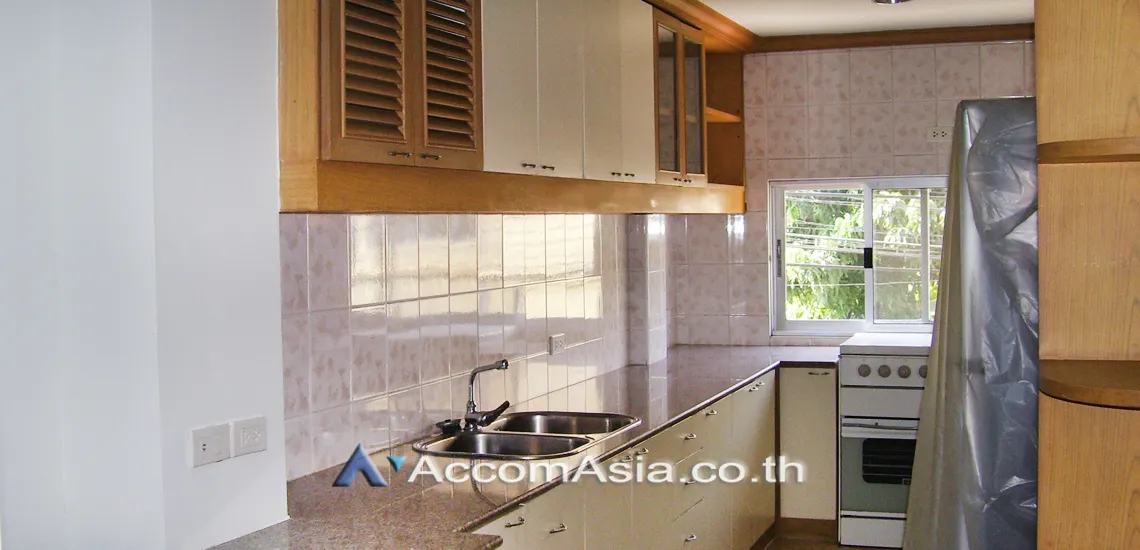 unit 3 Bedrooms  Apartment For Rent in Sathorn, Bangkok  near BTS Chong Nonsi (1000303)