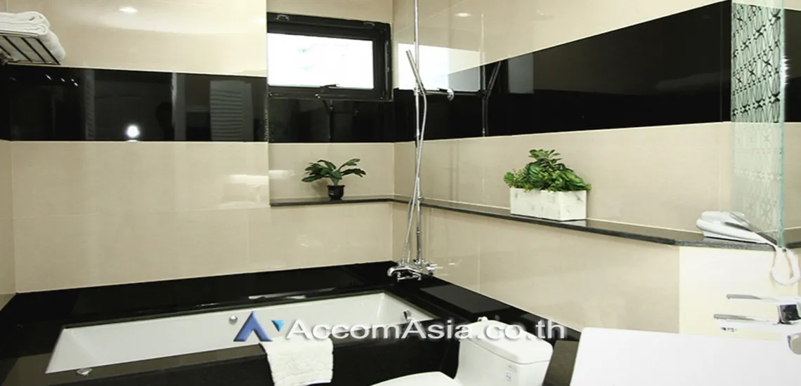 unit 3 Bedrooms  Apartment For Rent in Sukhumvit, Bangkok  near BTS Phrom Phong (28172)