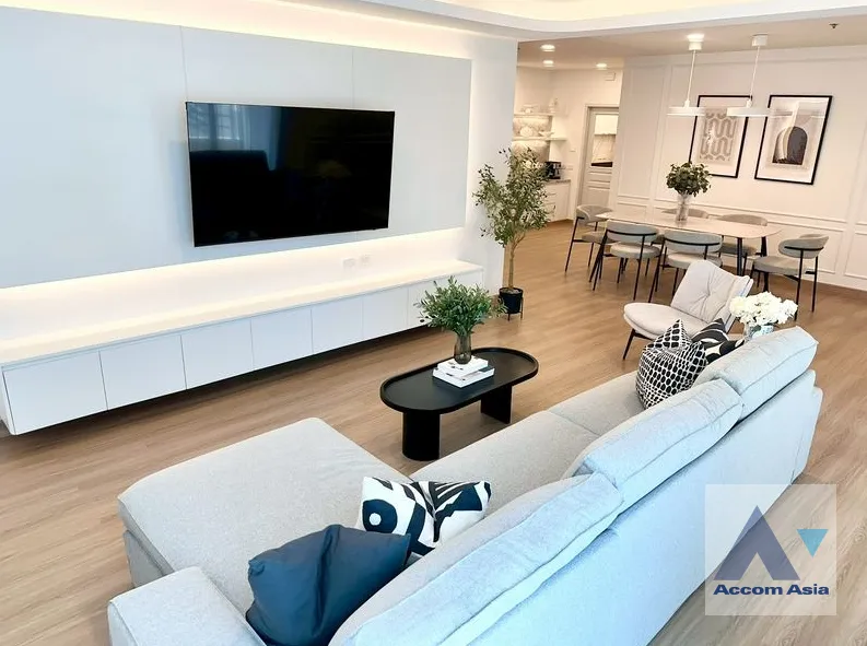 unit 3 Bedrooms  Condominium For Rent in Ploenchit, Bangkok  near BTS Chitlom (28712)