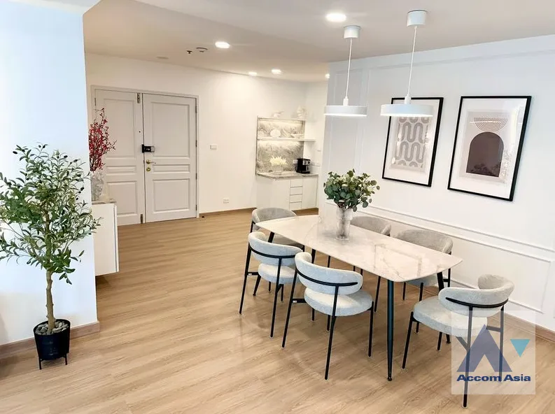 unit 3 Bedrooms  Condominium For Rent in Ploenchit, Bangkok  near BTS Chitlom (28712)