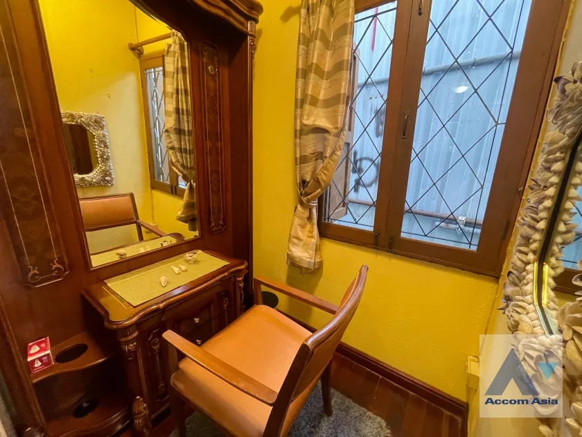 16  4 br House For Rent in Phaholyothin ,Bangkok BTS Ari 99199