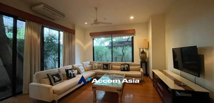 unit 3 Bedrooms  Apartment For Rent in Phaholyothin, Bangkok  near BTS Ari (119526)