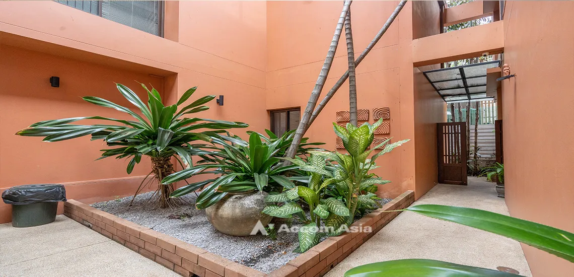 unit 3 Bedrooms  House For Rent & Sale in Sukhumvit, Bangkok  near BTS Phrom Phong (59532)